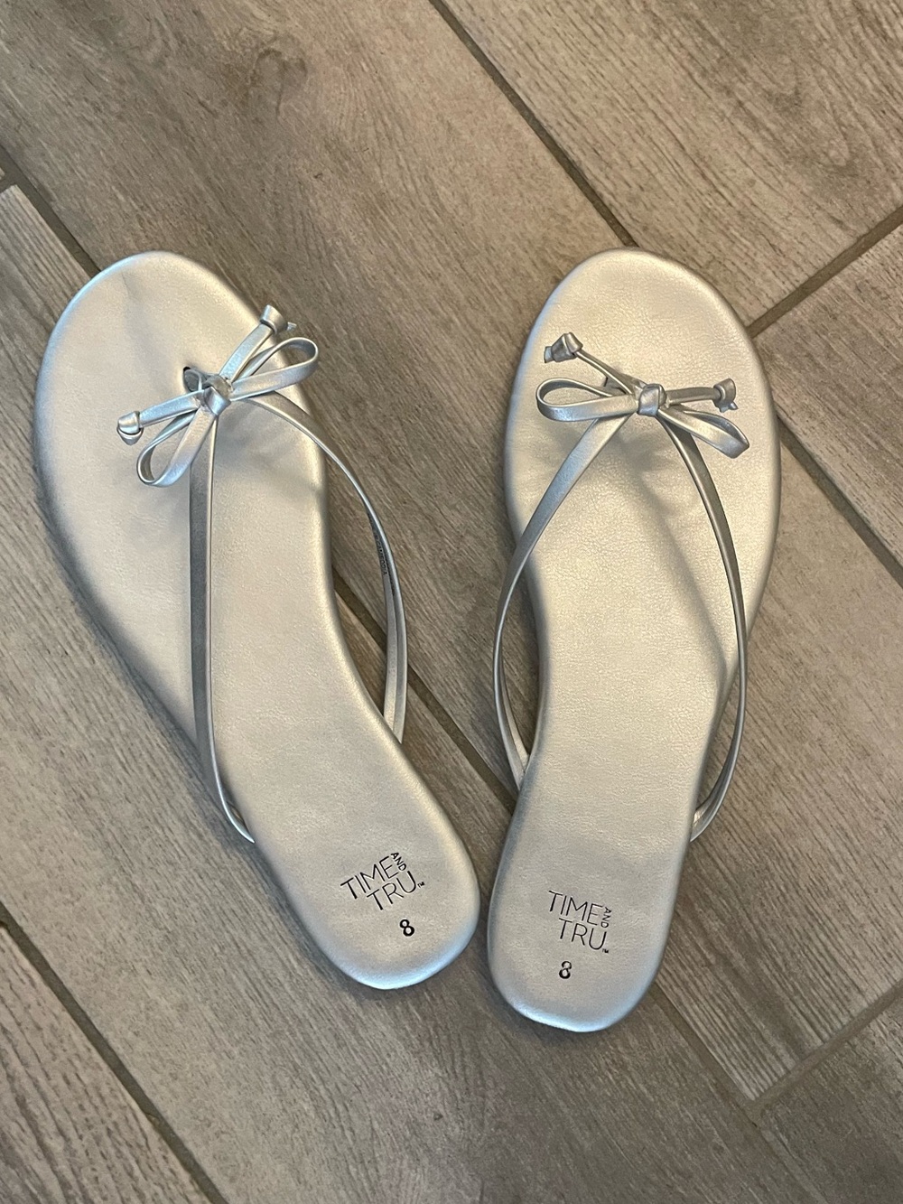Time & Tru silver bow flip flops Sz 8, like new